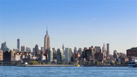 Koláž významných osobností narodených v New Yorku