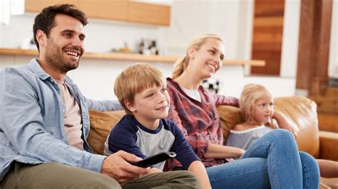Rodina po rozvode s deťmi a symbolom spravodlivosti