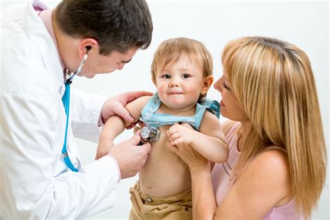Detský lekár vyšetruje dieťa