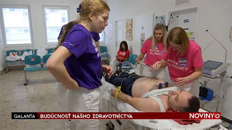 Lekári v brnenskej nemocnici pri inkubátore s dieťatkom