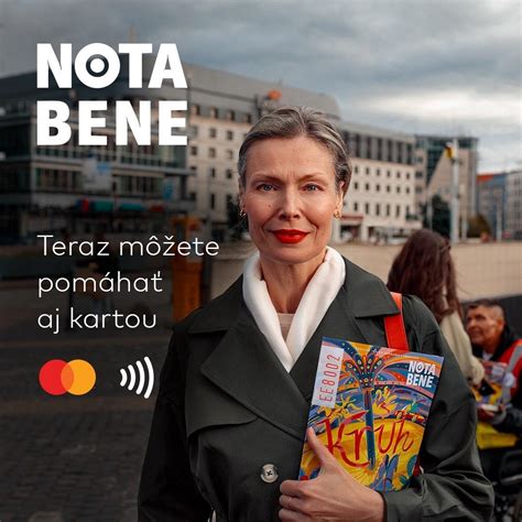 Jela Matuškovičová predáva časopis Nota Bene