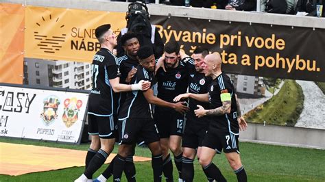 Skupina školákov hrajúcich futbal