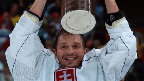 Peter Bondra s trofejou pre najlepšieho slovenského hokejistu