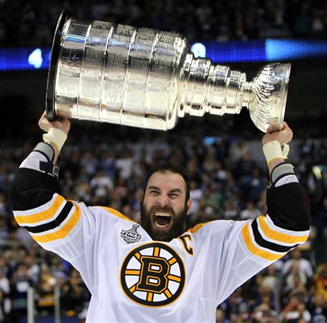 Zdeno Chára dvíha Stanley Cup