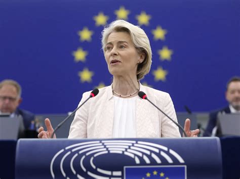 Fotografia Petra Šťastného počas zasadnutia Európskeho parlamentu