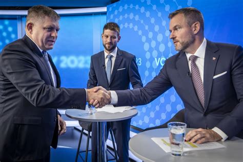 Ľudia si podávajú ruky pri konzultácii