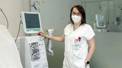 Sestrička pomáha mamičke s dojčením