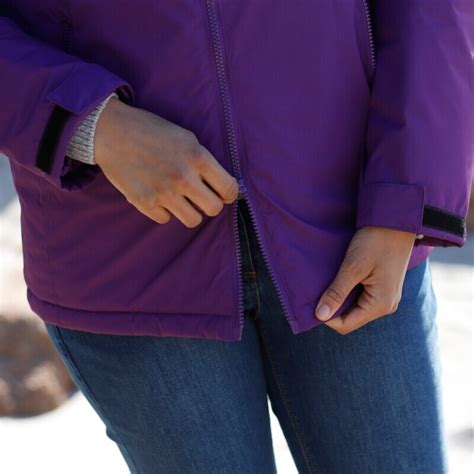 Detail zapínania na zips na zimnom overale