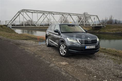 rodinné auto s troma detskými sedačkami vzadu