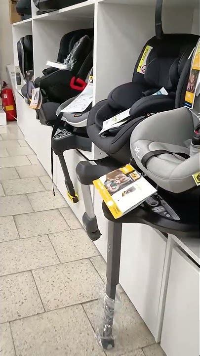 rodina testujúca inštaláciu autosedačiek v autosalóne