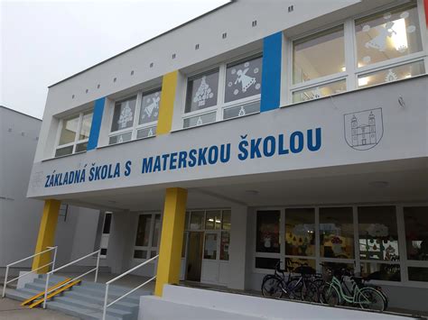 Materská škola Malinovského 874 exteriér s deťmi na ihrisku