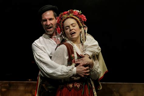 Portrét slovenskej herečky Zuzany Vačkovej v divadelnom prostredí