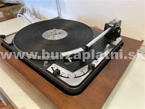 Archívne materiály a vinylové platne na stole