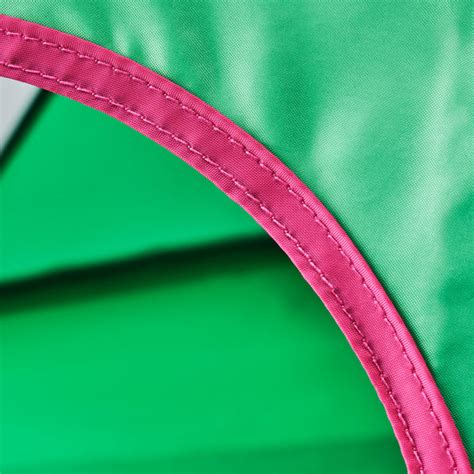 Detailný záber na logo a prešívanie fusaku