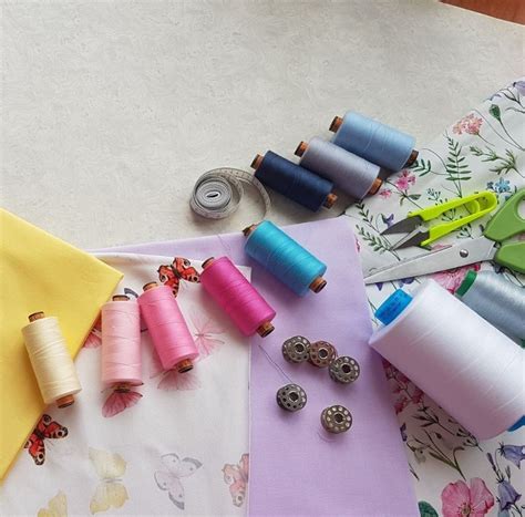 Materiály na šitie: látky, zips, nožnice, špendlíky, meter