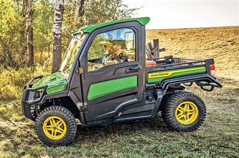Detail elektrického vozidla John Deere Gator HPX s výklopnou korbou