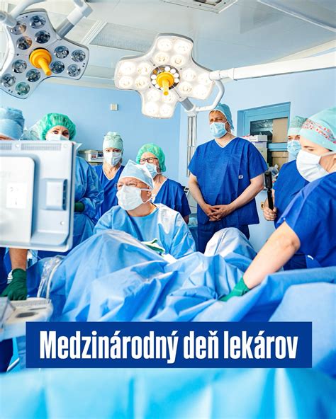 Pár diskutujúci s lekárom o plánovaní rodiny pri Crohnovej chorobe