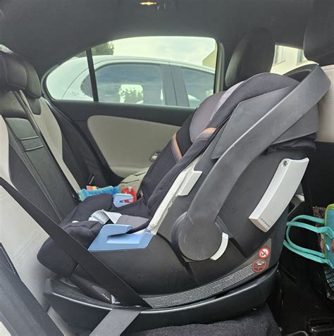 Schéma inštalácie Cybex Aton 5 pomocou ISOFIX základne