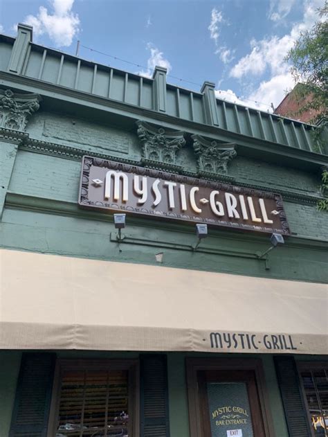 Damon premýšľa pri bare v Mystic Grill
