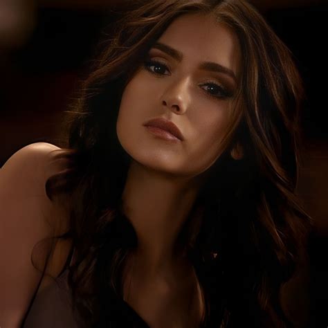 Katherine Pierce sleduje z diaľky s úsmevom