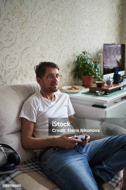 Stefan Salvatore sedí na gauči, netušiac o novinkách