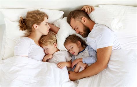 unavený rodič s bábätkom