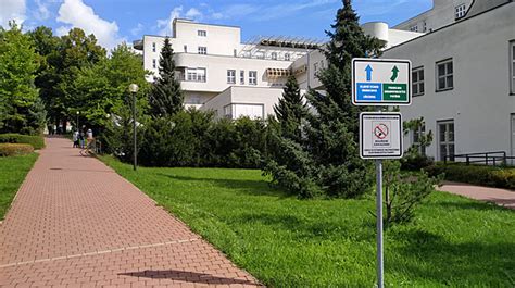 Park pred budovou nemocnice Rastislavova