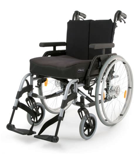 mechanický invalidný vozík s používateľom