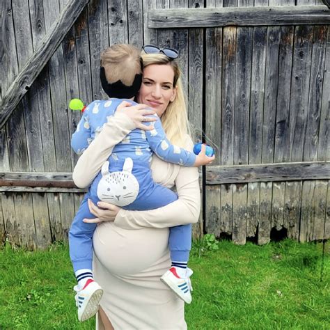 Mamička s kočíkom a elegantným batohom