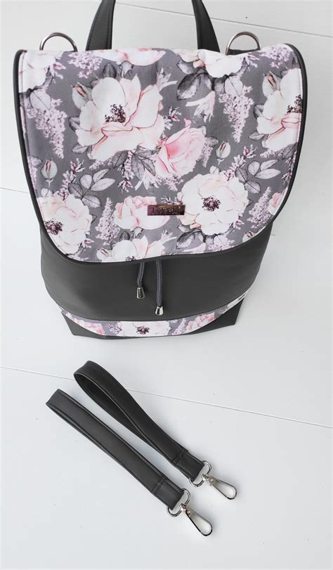 Detail bočných popruhov batohu pripevnených na rúčke kočíka