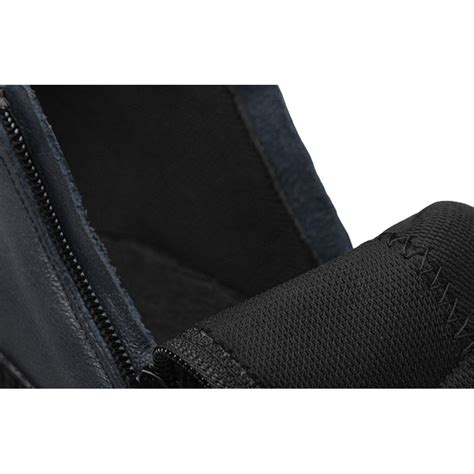 Detailný pohľad na kvalitné švy a zipsy batohu