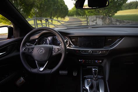 Interiér Opel Insignia s polokoženými sedadlami a multifunkčným volantom