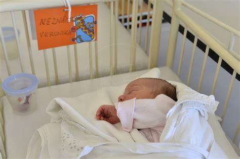 Ilustračná fotografia rodinného balenia s novorodencom