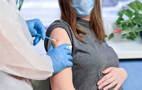 Žena očkovaná proti chrípke v tehotenstve