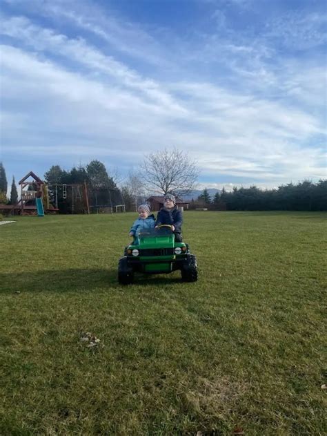 Umiestnenie identifikačného štítku na podvozku elektrického traktora Peg Perego