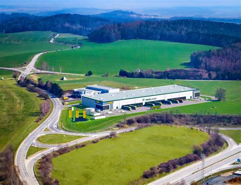 Interiérový pohľad na sklad plný náhradných dielov s jasnými označeniami
