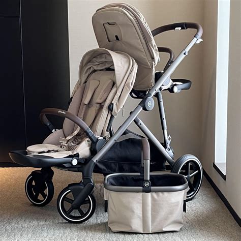 Detail prebaľovacej tašky Cybex s usporiadanými vecami