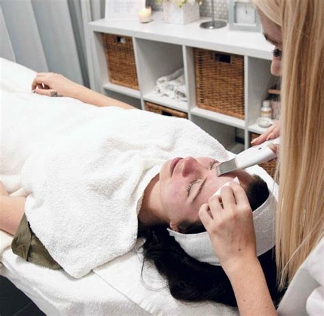 Žena podstupujúca rádiofrekvenčné ošetrenie tváre