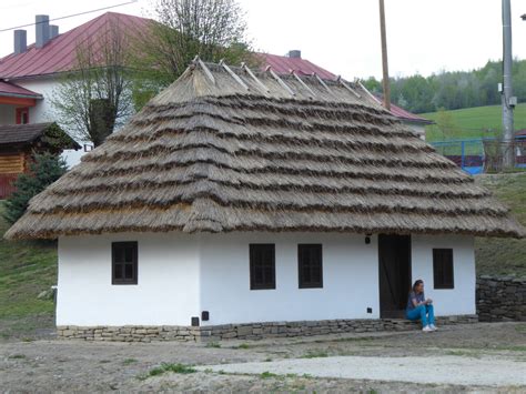 Tradičná čičmianska chalúpka so zdobenými ornamentmi