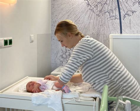 Šťastná matka s novorodencom v nemocnici