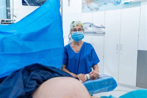 Schéma cisárskeho rezu ukazujúca rez cez brušnú stenu a maternicu