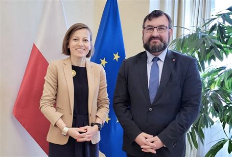 Pár diskutujúci s lekárom o možnostiach pôrodu, vrátane cisárskeho rezu na prianie