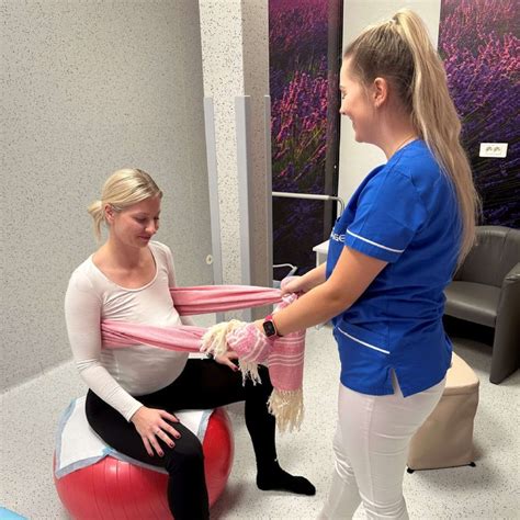 Žena počas pôrodu s podporou