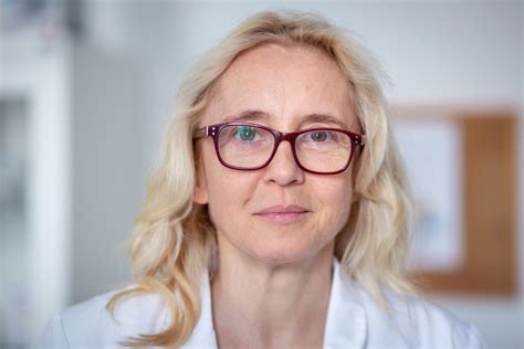 Lekárka vyšetrujúca oblasť slabín pacientky