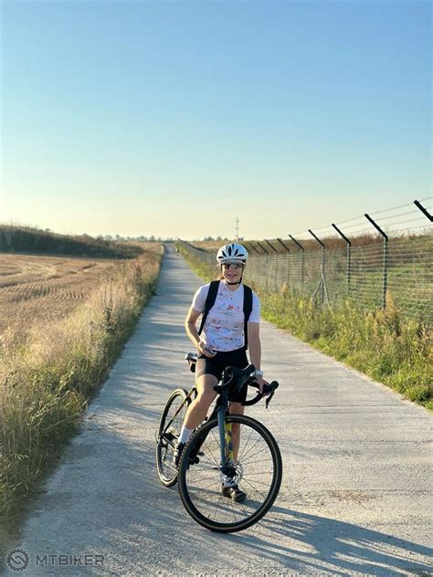 Obrázok dieťaťa s prilbou na bicykli