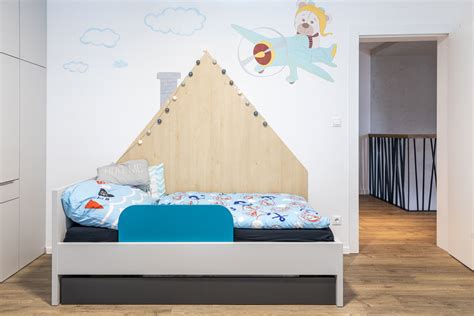 Detská izba s posteľou v tvare domčeka