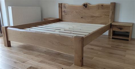 Detail drevenej postele z masívu