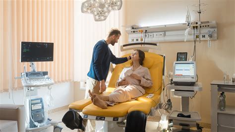 Nastávajúca mamička premýšľa o pôrode a pôrodnom pláne
