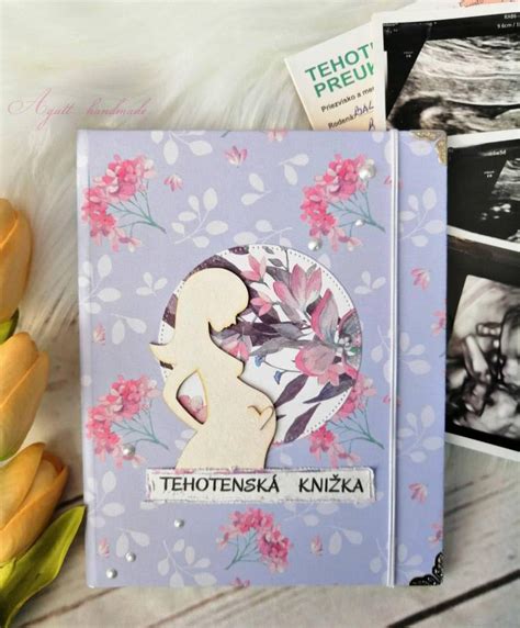 Lekárka kontrolujúca tehotenskú knižku