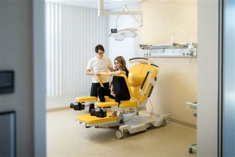 Žena na pôrodnej sále pri cisárskom reze